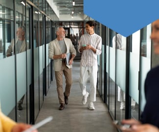 Collega’s in gesprek over ontwikkeling en samenwerking binnen de organisatie