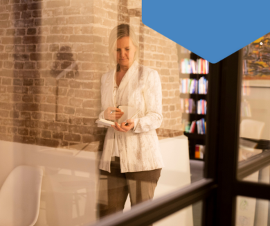 Vrouw die aantekeningen maakt in een rustige kantoorruimte