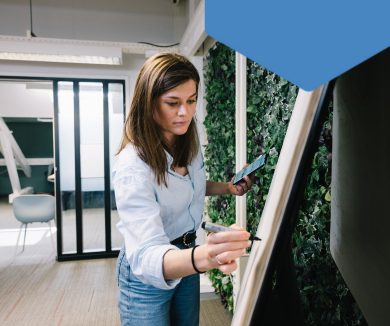 Consultant van Kyden werkt aan een strategische uitwerking op een whiteboard