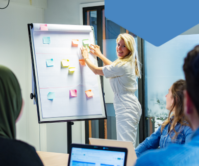 Vrouw die een sessie leidt bij een flip-over met kleurrijke post-its