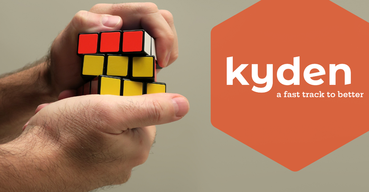 Rubiks cube die bijna is opgelost